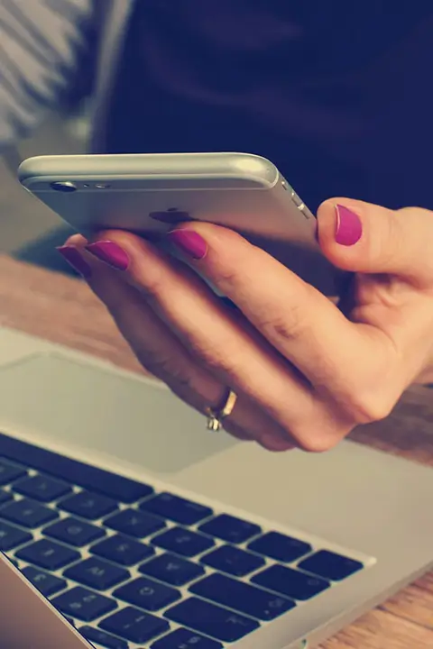 Una mano femenina sosteniendo un teléfono