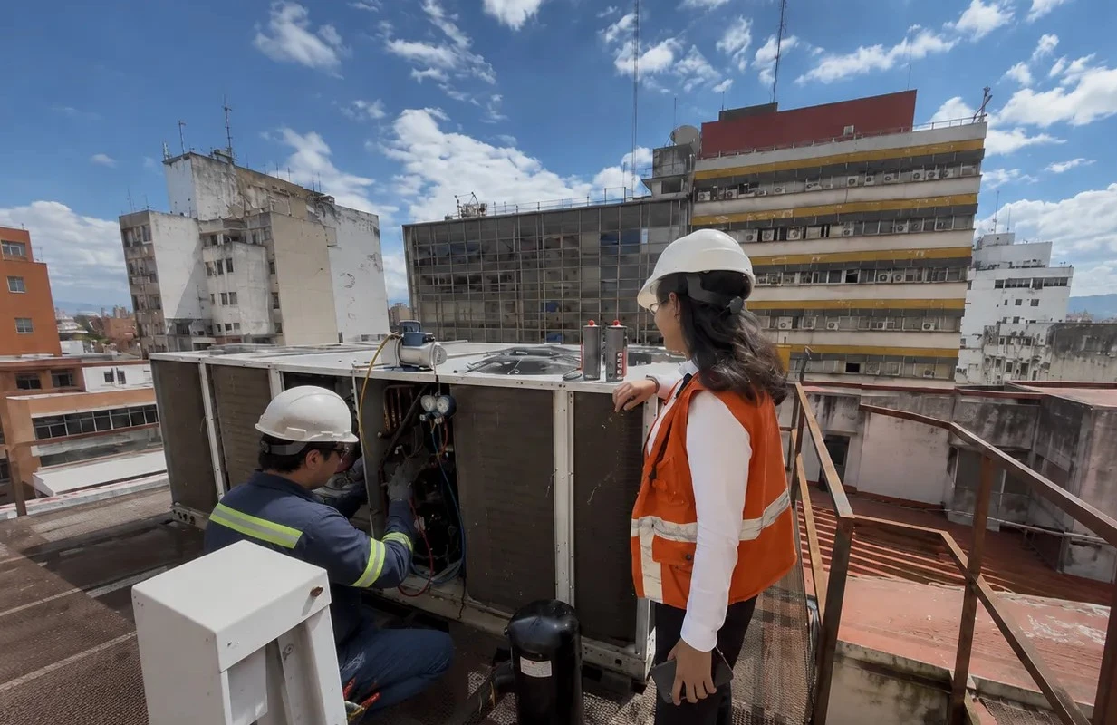Equipo profesional de Araser SRL trabajando en instalaciones